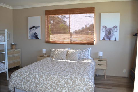 Apartment With Sweeping View Of The Bay 2 Bedrooms Sleeps 5 - Grafton Accommodation 1