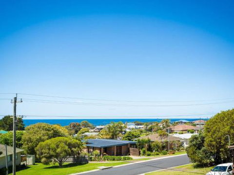 Williams Wonder Large Beach House - Grafton Accommodation 3