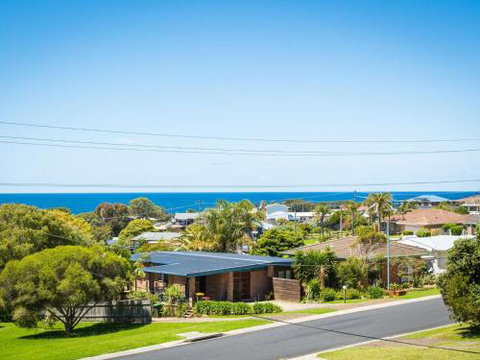 Williams Wonder Large Beach House - Grafton Accommodation 4