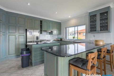 Villa San Gabriel Vincentia Sleeps 14 4pm Check Out Sundays - Grafton Accommodation 1