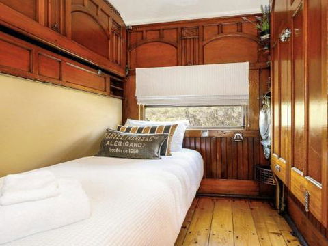 THE ANGAS CARRIAGE Alpine Southern Highlands 4pm Check Out On Sundays - Grafton Accommodation 4