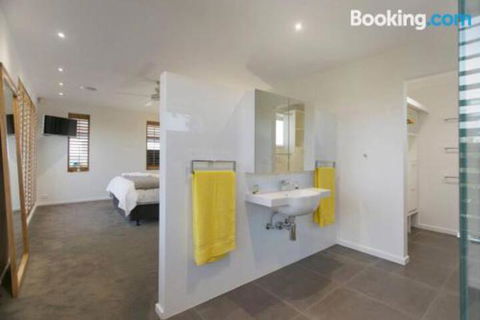 Anchor Beachfront Retreat - Grafton Accommodation 3