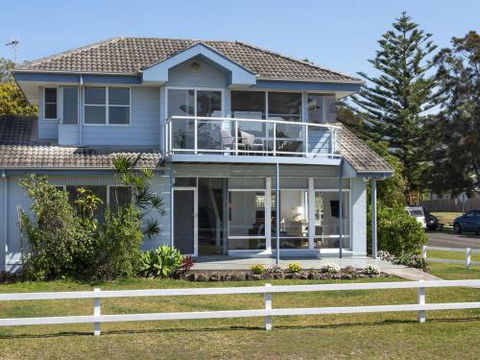 AMETHYST Gerringong 4pm Check Out Sundays - Grafton Accommodation 0