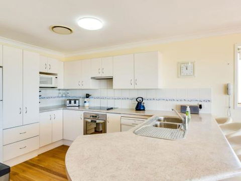 Pollys Escape Main House Cottage Vincentia 4pm Check Out Sundays - Grafton Accommodation 1