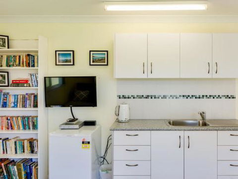 Pollys Escape Main House Cottage Vincentia 4pm Check Out Sundays - Grafton Accommodation 6