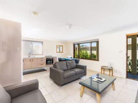 Sandals At The Bay Downstairs 4pm Check Out Sundays - Grafton Accommodation 1