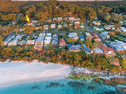 Sandals At The Bay Downstairs 4pm Check Out Sundays - Grafton Accommodation 0