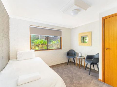 Sandals At The Bay Downstairs 4pm Check Out Sundays - Grafton Accommodation 3