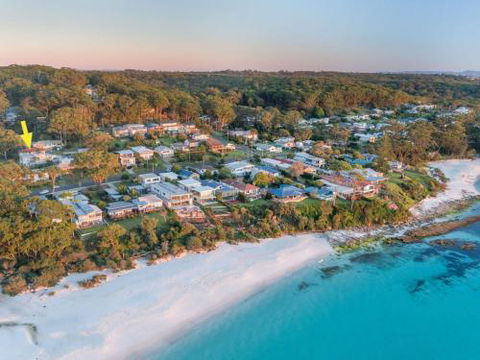 Sandals At The Bay Downstairs 4pm Check Out Sundays - Grafton Accommodation 5