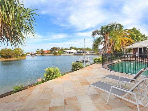 April 19 4 Bedroom Home On Canal With Pool Pontoon Aircon & WiFi! - Grafton Accommodation 3