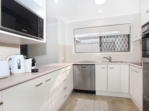 April 19 4 Bedroom Home On Canal With Pool Pontoon Aircon & WiFi! - Grafton Accommodation 6