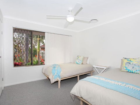 April 19 4 Bedroom Home On Canal With Pool Pontoon Aircon & WiFi! - Grafton Accommodation 2