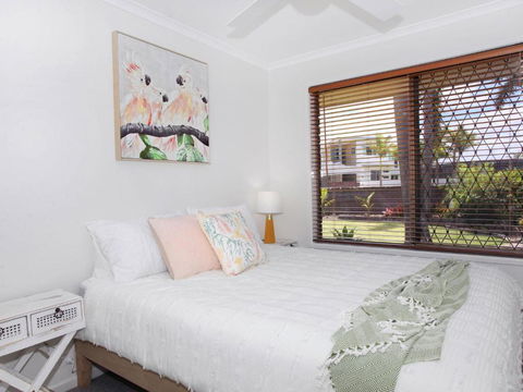 April 19 4 Bedroom Home On Canal With Pool Pontoon Aircon & WiFi! - Grafton Accommodation 5