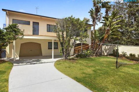 Beachfront Delight 14b Bareena Avenue - Grafton Accommodation 2