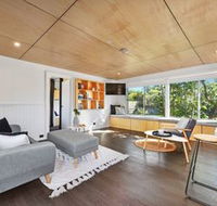 4 Bedroom Entertainer with Bungalow Next To Beach - Grafton Accommodation