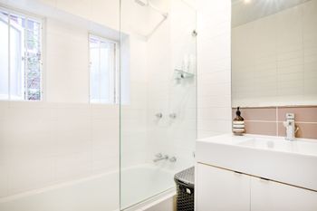 Picturesque Bellevue Hill 2BR Apt H452 - Grafton Accommodation 3