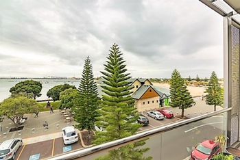 Spacious Apartment With Sea Views - Grafton Accommodation 0