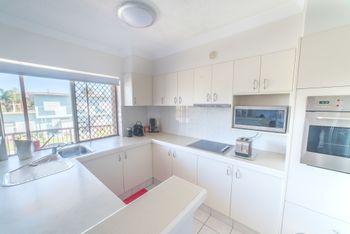1 Bedroom Gold Coast Beachside Apt W AC + Parking - Grafton Accommodation 4
