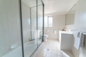 1 Bedroom Gold Coast Beachside Apt W AC + Parking - Grafton Accommodation 5