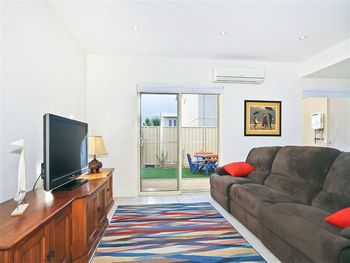 Modern Seaside Sanctuary - Grafton Accommodation 6