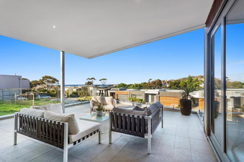 Azure Oasis - Grafton Accommodation 2