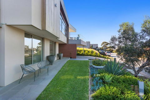Azure Oasis - Grafton Accommodation 6