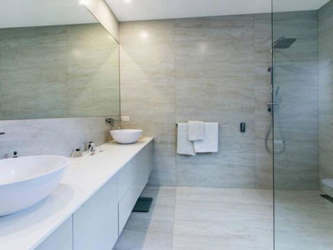 Azure Oasis - Grafton Accommodation 7