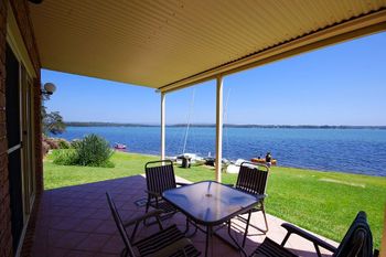 Luxury Waterfront House - Grafton Accommodation 6