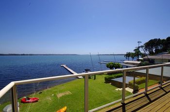 Luxury Waterfront House - Grafton Accommodation 5