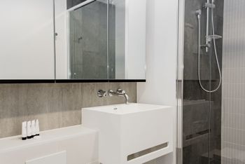 Avant Tower Apartment - Grafton Accommodation 3