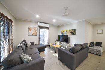 Seaclusion - Grafton Accommodation 1