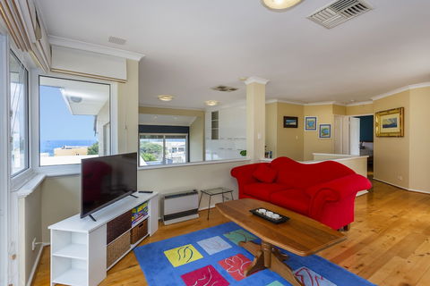 Scarborough Seaview Loft - Grafton Accommodation 5