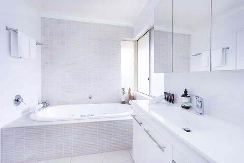 Scarborough Seaview Loft - Grafton Accommodation 4