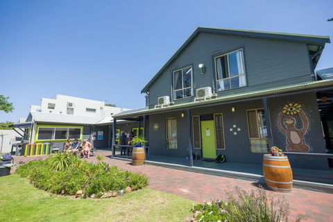 Dunsborough Beachouse YHA Backpackers - Grafton Accommodation 0