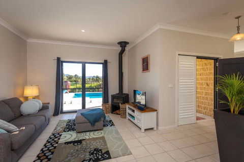 Mandalay Villas - Villa 2 - Grafton Accommodation 2