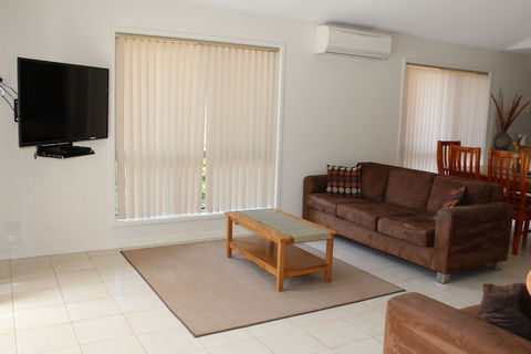Parker By The Sea - Grafton Accommodation 2
