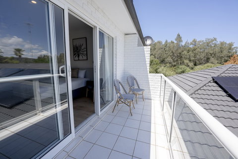 The Quarters Forresters Beach - Grafton Accommodation 3