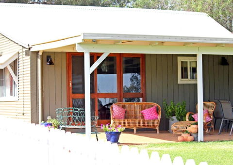 Outback Cellar & Country Cottage - Grafton Accommodation 6