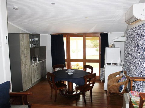 Outback Cellar & Country Cottage - Grafton Accommodation 3