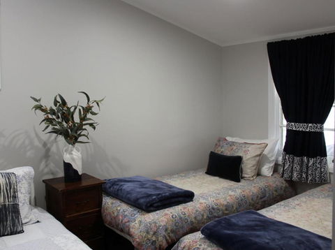 Outback Cellar & Country Cottage - Grafton Accommodation 1