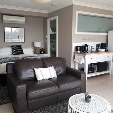Shutters By The Sea - Grafton Accommodation 1