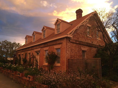 The Racecourse Inn - Grafton Accommodation 1