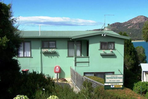 Coles Bay Waterfronter 2 - Grafton Accommodation 1