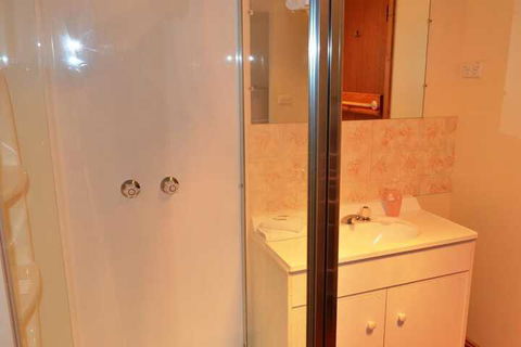 Coles Bay Waterfronter 2 - Grafton Accommodation 7