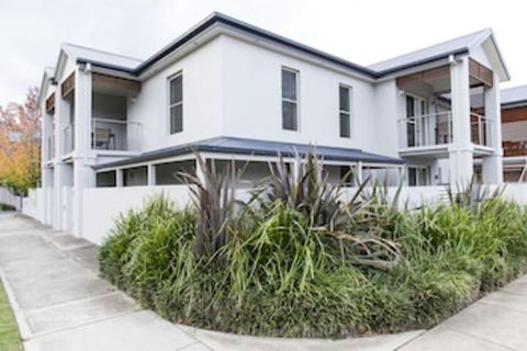 Stay Bathurst - Grafton Accommodation 0