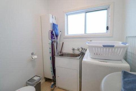 Lakefront Simplicity - Grafton Accommodation 6