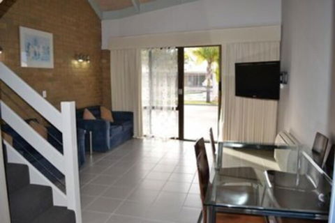 Lake Edge Resort - Grafton Accommodation 7