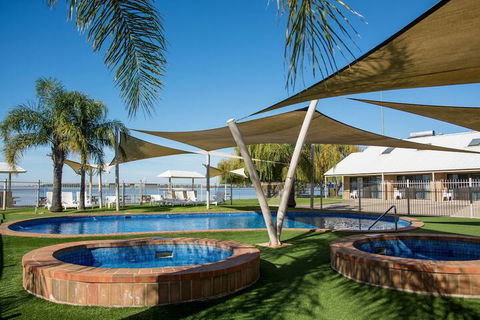 Lake Edge Resort - Grafton Accommodation 2
