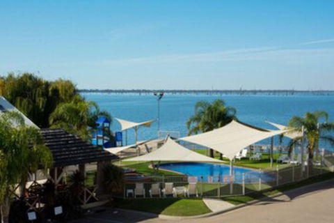 Lake Edge Resort - Grafton Accommodation 0