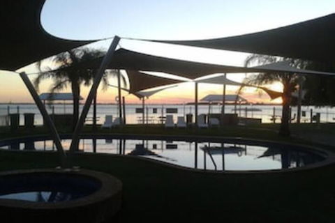 Lake Edge Resort - Grafton Accommodation 3